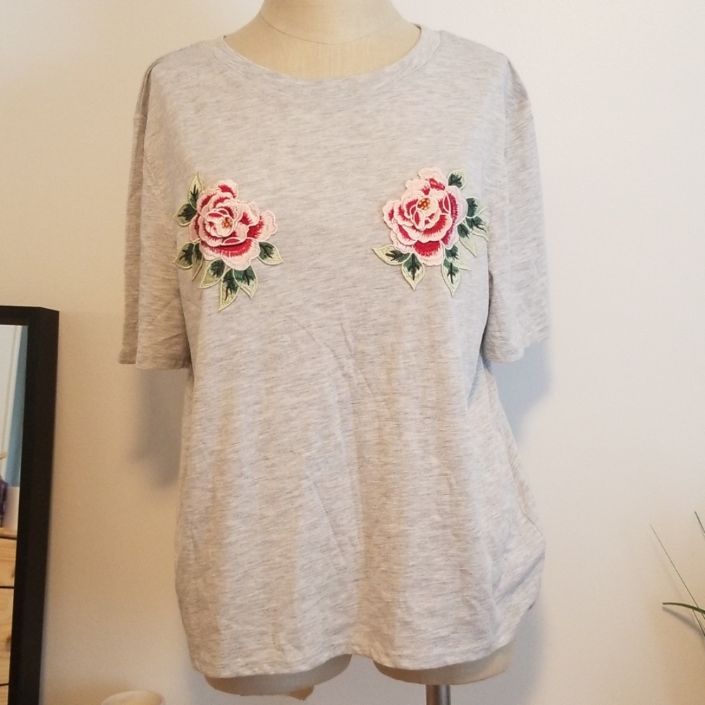 H&M gray medium t shirt with flower patches